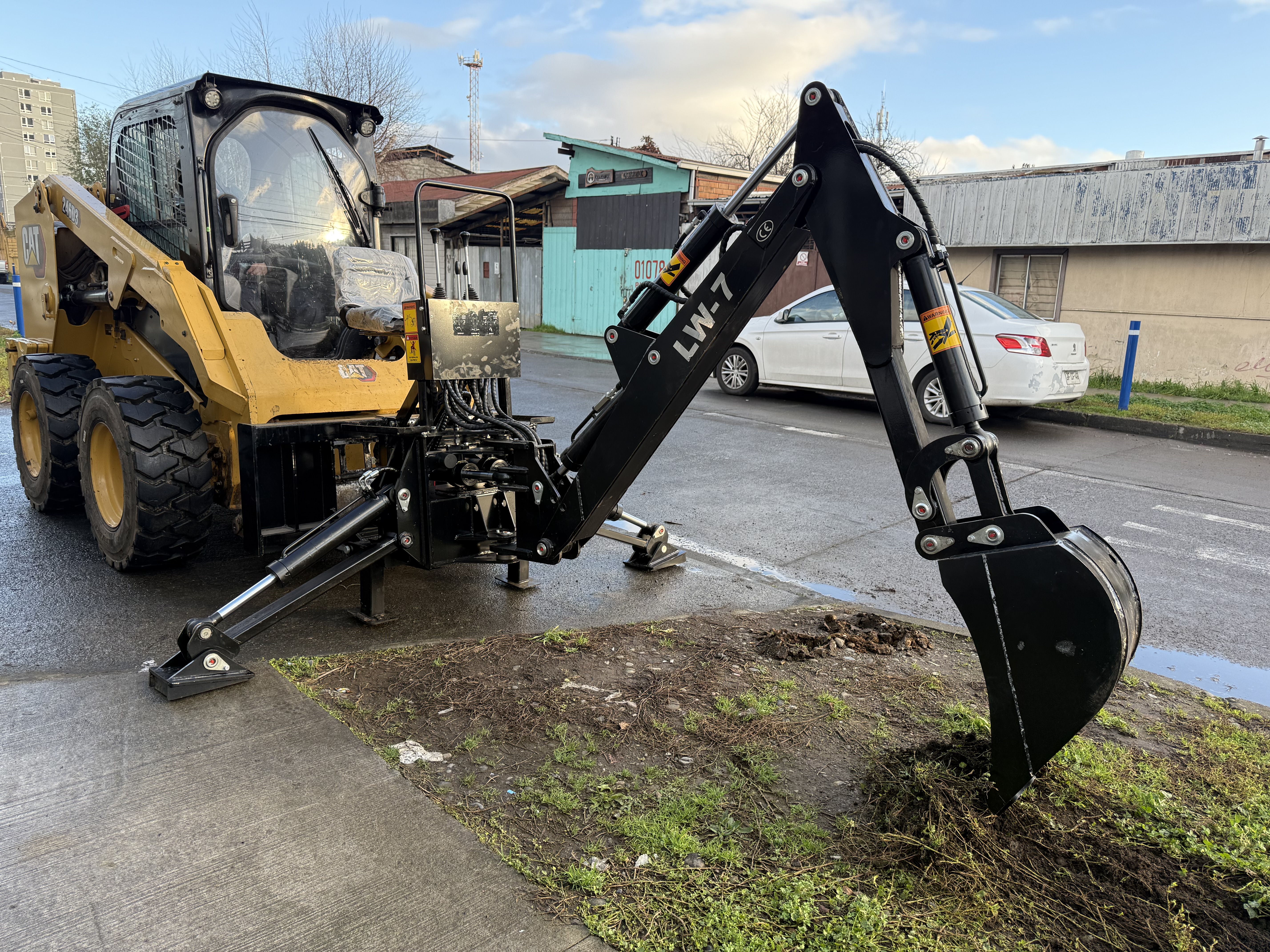 MINICARGADOR CATERPILLAR - BRAZO EXCAVADORA